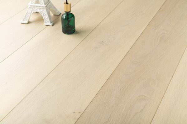 Grandeur Regal - European White Oak - 7-1/2" × RL Light Wirebrushed